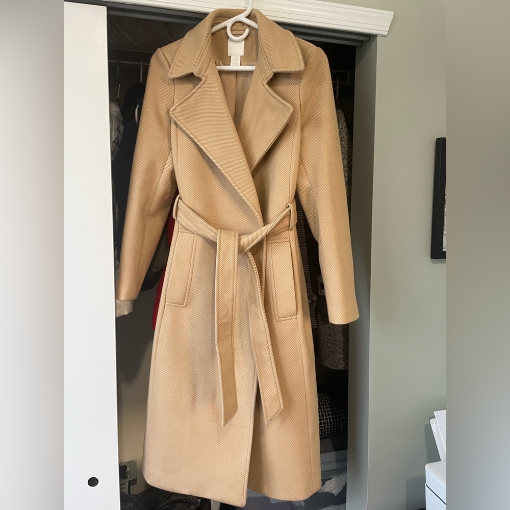 H&M women’s camel colored coat with belt and button details!